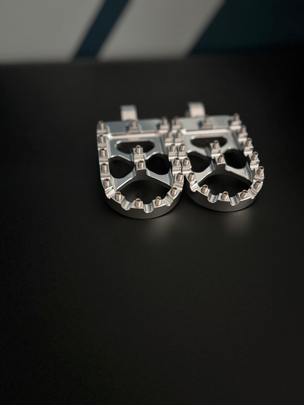 Mx style pegs for emoto