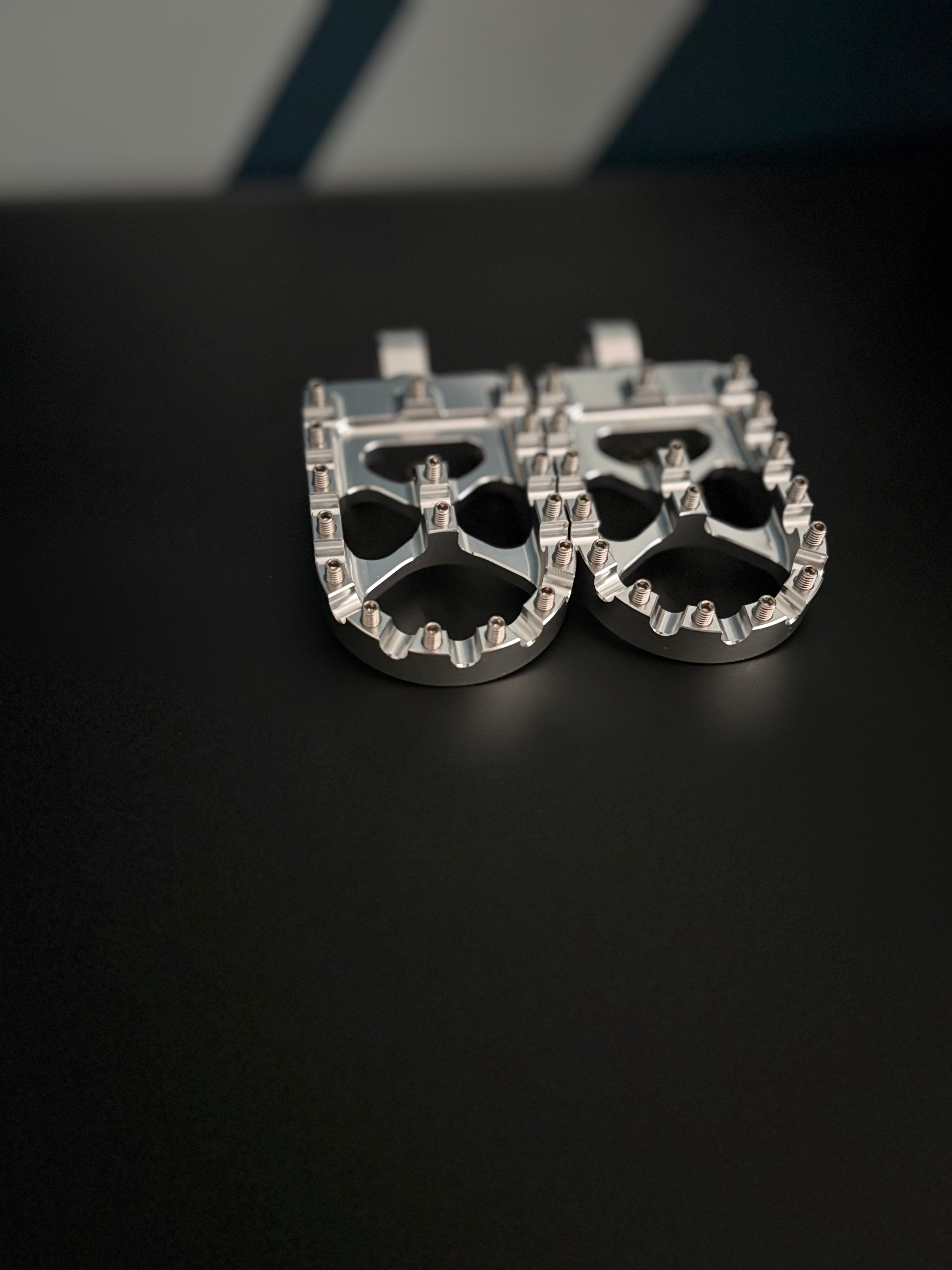 Mx style pegs for emoto